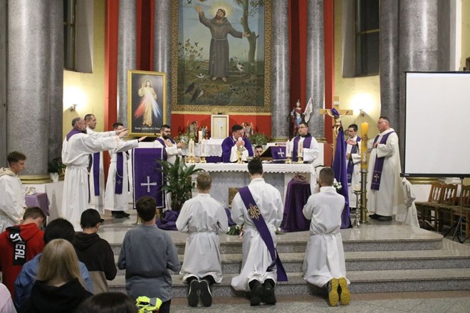 Petstotinjak mladih sudjelovalo u prvom danu 25. jubilarnog Križnog puta mladih Varaždinske biskupije